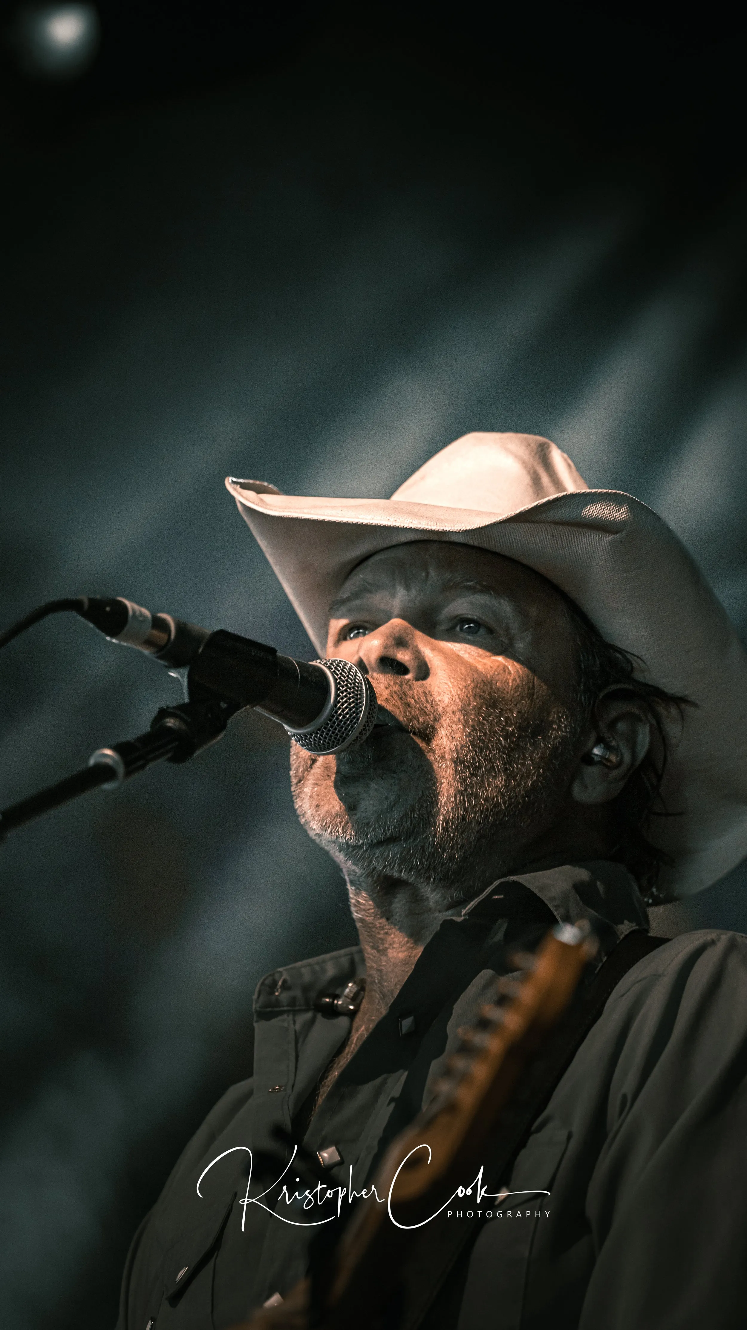 Country singer in a white hat at the microphone under the stage lights at Bluesfest Byron Bay, 2022, photographed by Kris Cook