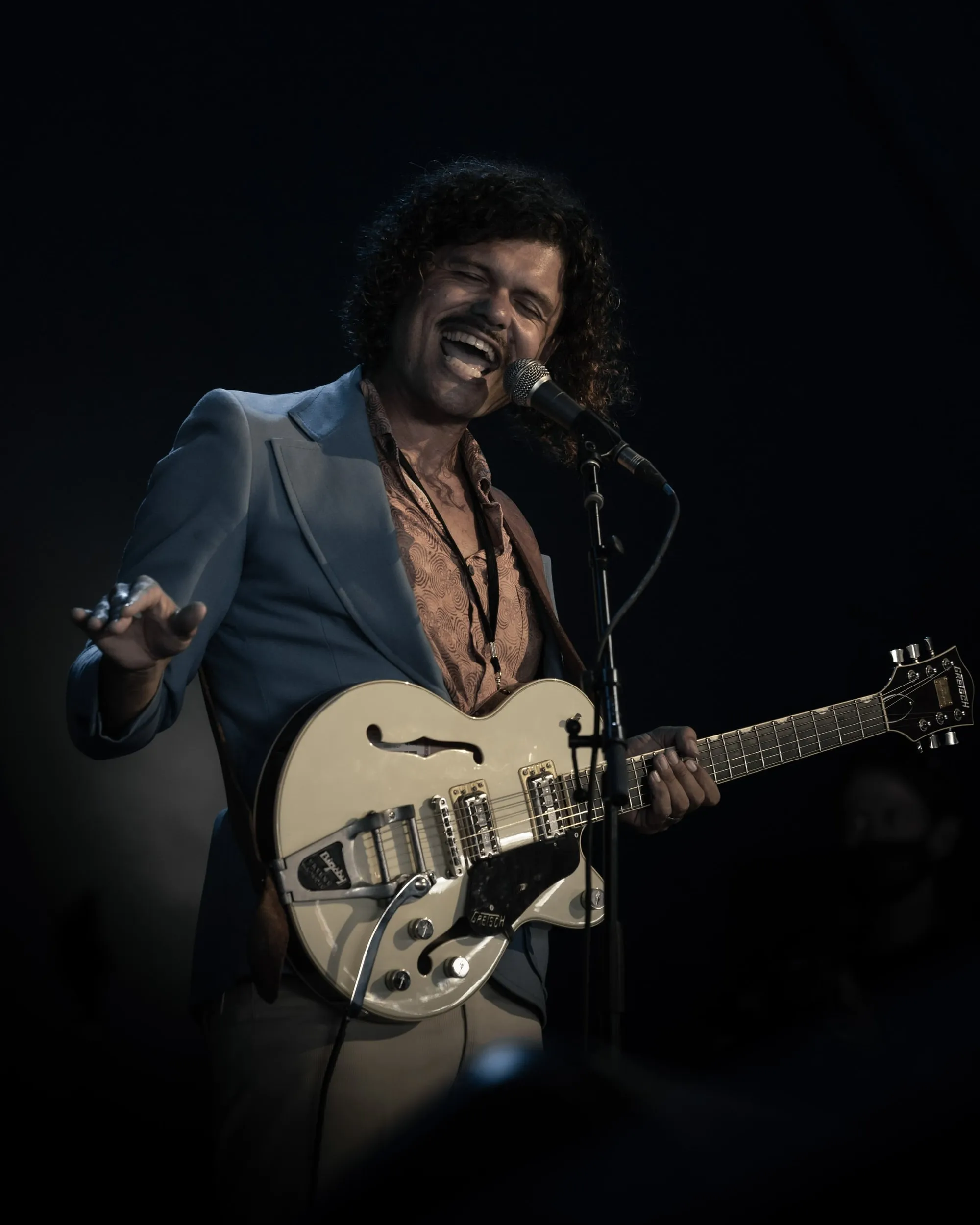 Guitarist mid-song at Bluesfest Byron Bay, 2022, photographed by Kris Cook